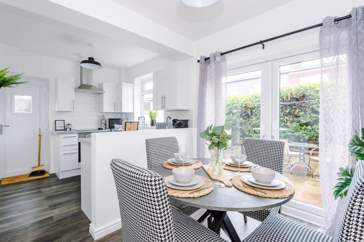 Welcoming 3 Bed Home, 10 Mins From Chester Races And Zoo Saughall Exterior photo