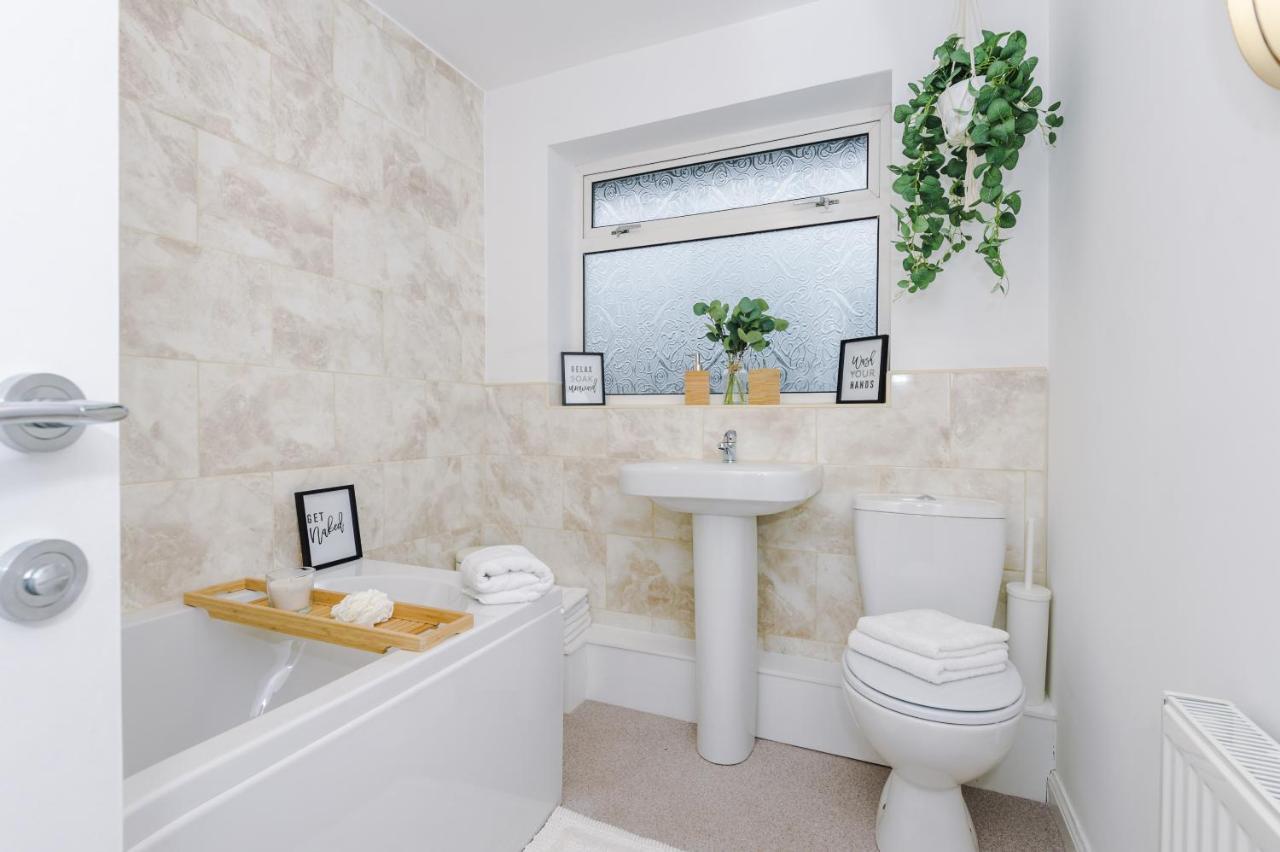 Welcoming 3 Bed Home, 10 Mins From Chester Races And Zoo Saughall Exterior photo